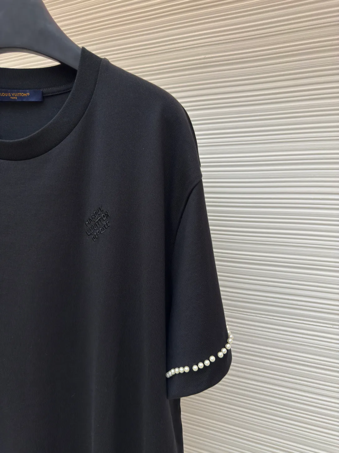 LOUIS VUITTON pearl line embroidered T-shirt ●Authentic product: purchased and developed for 12700 ●Item number: 1680107-A45 ●Fabric: cotton plain fabric ●Technology: dust-free wool production ●Version: fitted version ●Weight: about 310 grams ●Size: XS-S-M-L ●Description: The fabric is made of 32s double-ply cotton plain weave. The hairiness of the cloth surface is treated with dust-free wool processing. The finished fabric is passed through a mercerizing machine to increase the gloss of the fabric. It is equipped with a 26s double-yarn horizontal machine to weave 1*1 ribs. The front panel is embroidered with a Tajima embroidery machine imported from Japan. The rayon base film has three-dimensional embroidered letters. , the front and back hem cuffs are manually swept with powder to draw positioning lines, and the cut pieces are laid out according to the lines drawn on the actual sample, and 6-mile pearl beads are used. The special bead making machine refers to the original bead spacing and automatically beads according to the length of the yard. The overall wiring is straight and delicate, the fabric is comfortable and soft, and the color is consistent without color difference. It can be matched with the same style to create a fashionable look and control various occasions. Customized accessories, complete with three standards, same style for men and women!